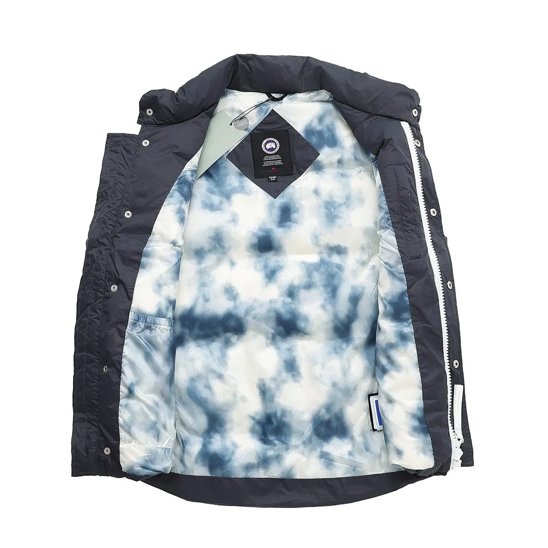 P480 Graphite Gray] Canadagoose/Canada Goose White Label Glacier Down Vest Canada Goose's new "Northern Lights Series" down vest Canada Goose's new "Northern Lights" Northern Lights White Label Down Vest is on the shelves! The light and layered colors give people the feeling of being trapped in the mist around icebergs and glaciers. It can be said to be very dreamy! Original YKK zipper, Size: XS-XXL